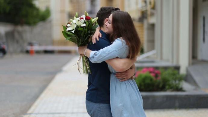 Girls, a guy gives you flowers on the first date !!! Good move or nah?