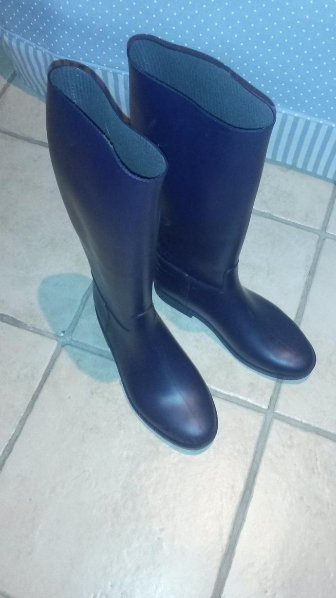 Wearing Wellies to school Do you think it looks silly?