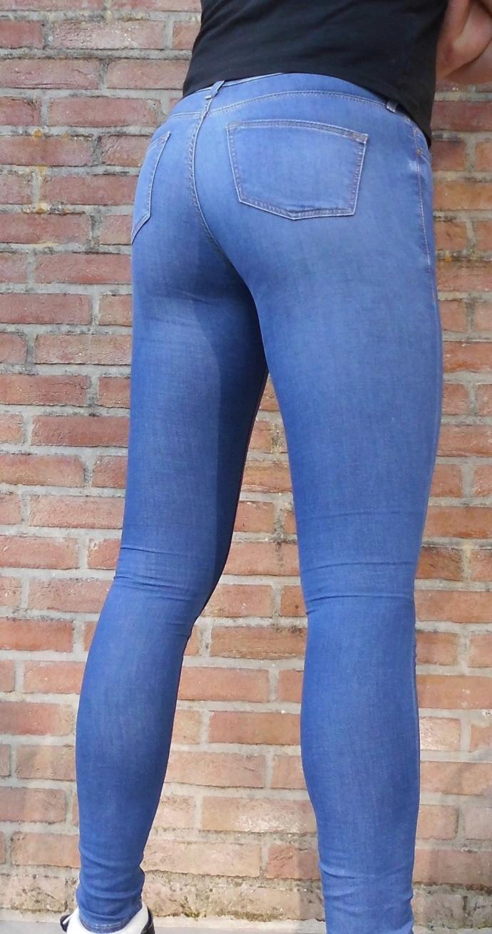 Tight-fit skinny jeans
