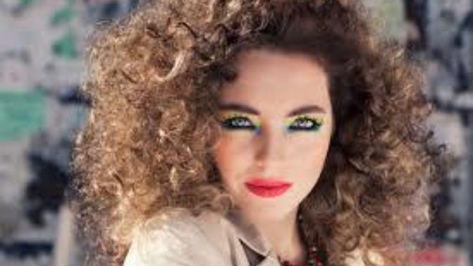 Guys, What do you think of curly 80’s hair on girls?