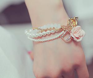 Do men find jewelry on a woman attractive or unattractive?