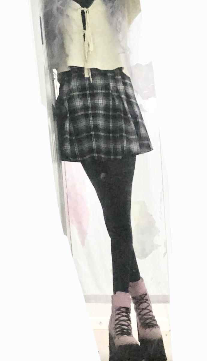 BLACK SHIRT TUCKED IN
