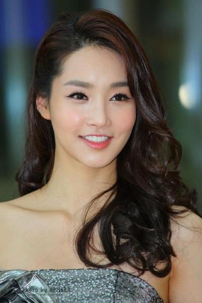 Do you think it looks better for girls to have sculpted faces with high cheekbones or softer, more feminine features?