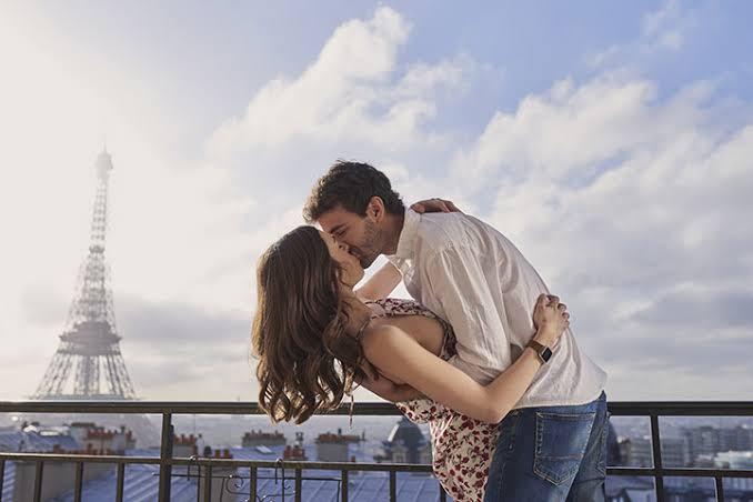 Do men treat a woman better when she’s physically attractive?
