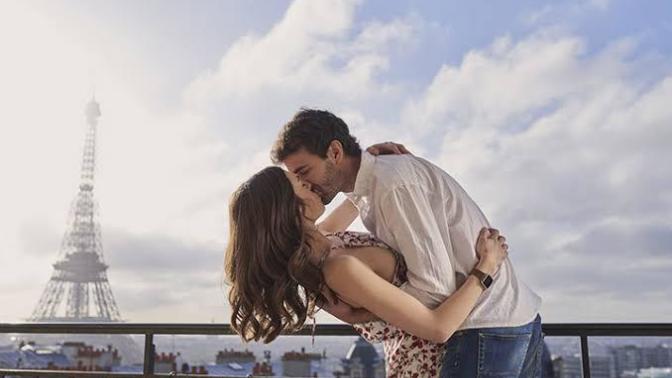 Do men treat a woman better when she’s physically attractive?