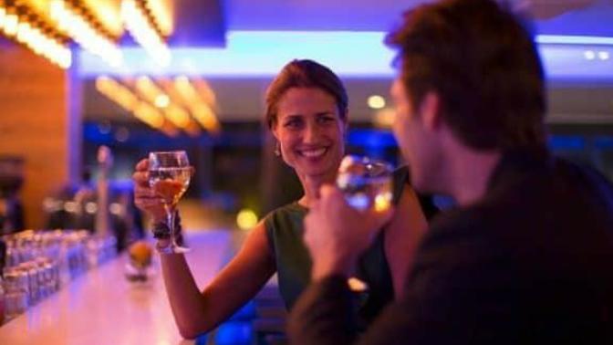 What should say to a girl/woman I meet in a bar/ club so that I ask her out for date?