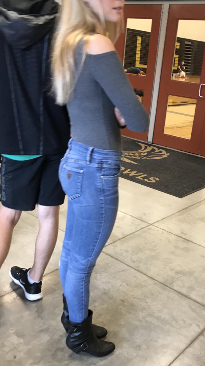 Which of these two girls has a more attractive body? Why?