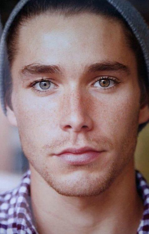 Would you date someone with heterochromia iridum/iridis?