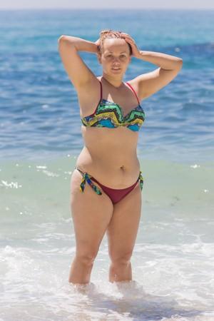 Guys, Do you like slim,avg ,or fat girls?