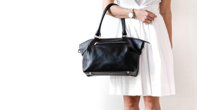 Would you be ok with dating a girl who usually doesn't carry a purse/handbag?