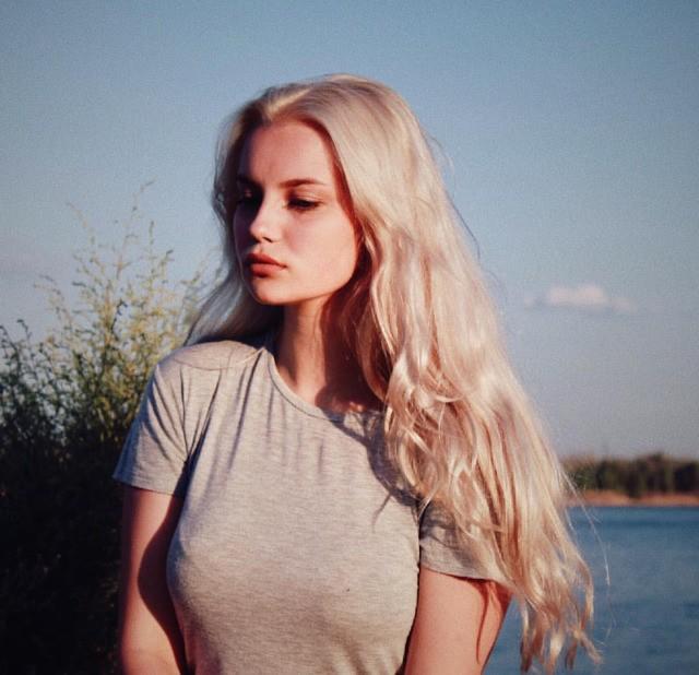 Do you like women with strong jawlines or you just dont mind? Do you find it sexy or interesting?
