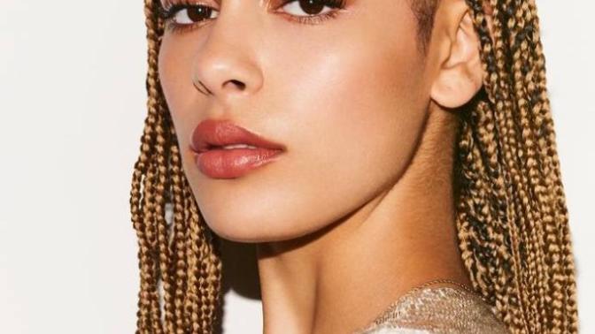 Do you like women with strong jawlines or you just don't mind? Do you find it sexy or interesting?