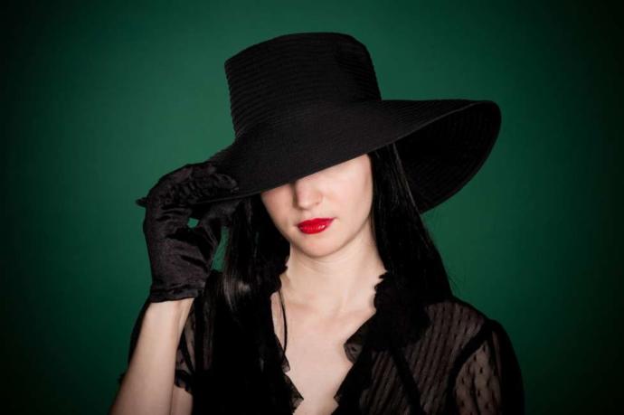 Are mysterious/private people more attractive?