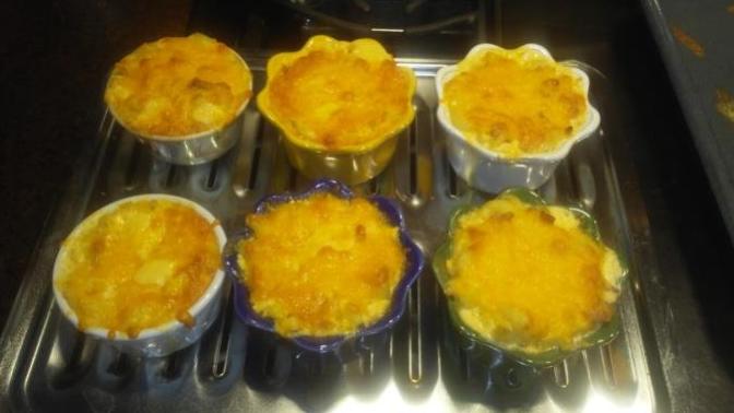 I forgot to post this but I made this macaroni for my sister for Thankgiving. What do you think?