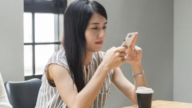 What should I do differently if guys text me but never ask me out?