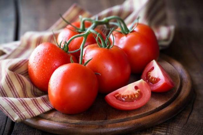 Which food group should tomatoes be classified as?