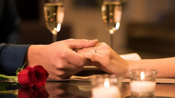 What are some good ideas for setting up a good romantic dinner for my girlfriend for Valentine’s Day?