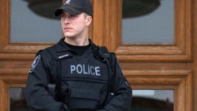 Do women find a man in uniform more attractive?