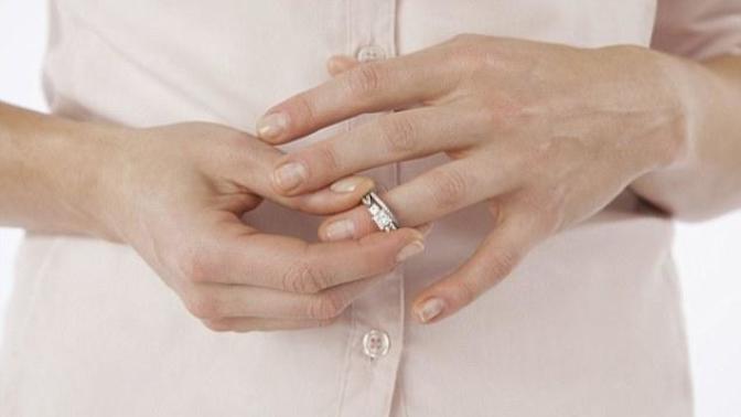 In which situations do/would you take your engagement/wedding ring off?