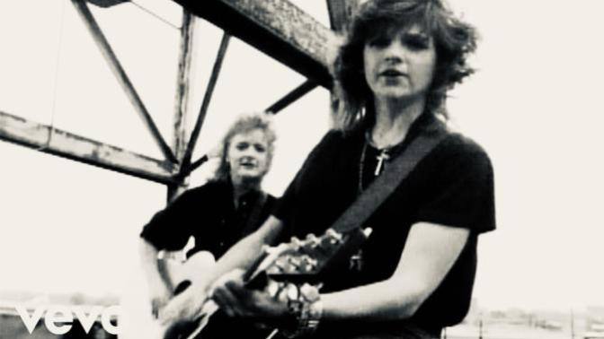 Does anyone here like the INDIGO GIRLS?