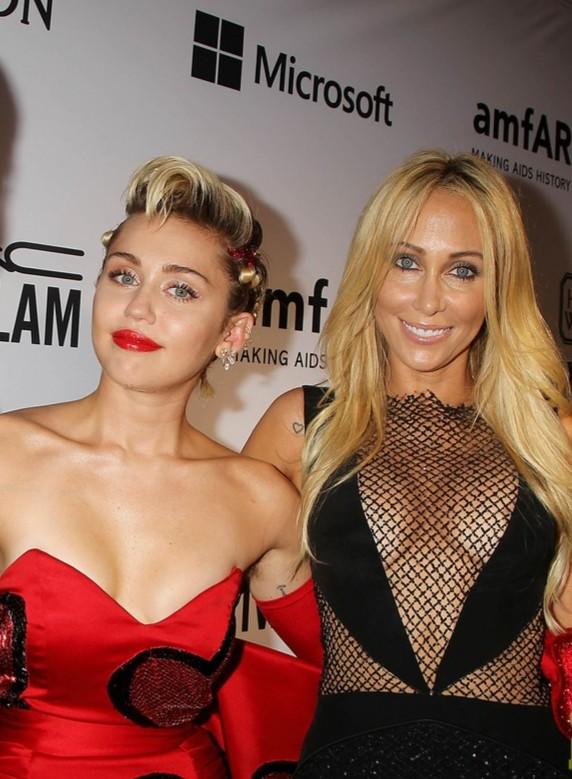 What are your thoughts on the dress by Miley Cyruss mom here?