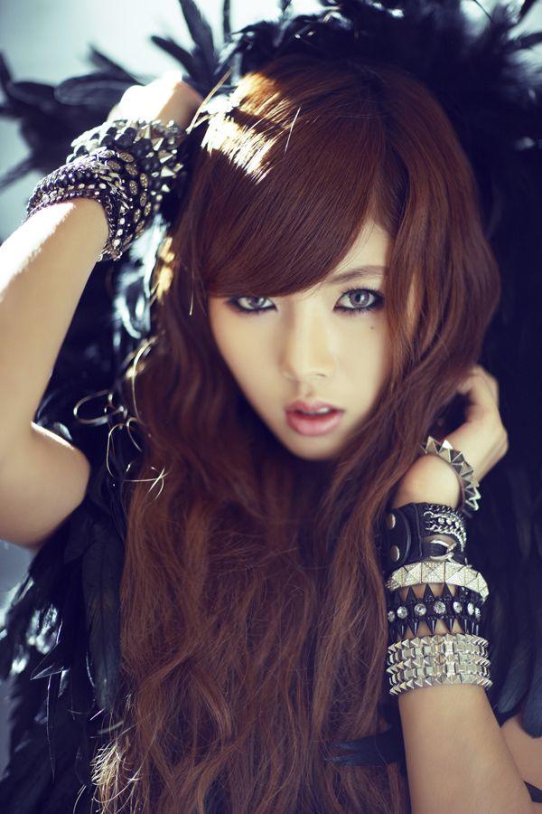 Guys, Thoughts on side bangs on girls (also looking for girl's opinions)?