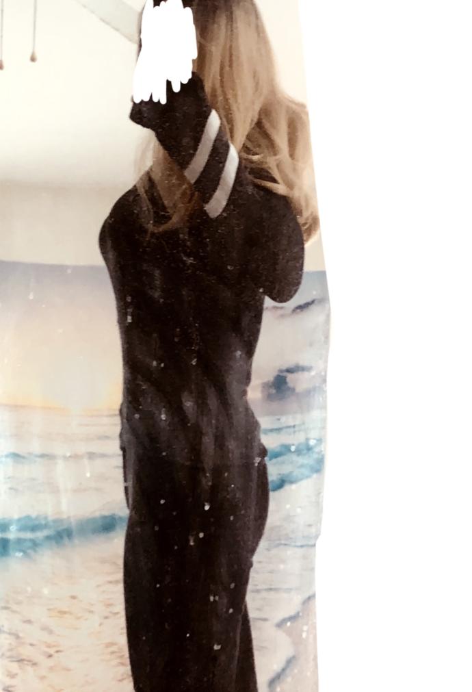 What color would you say this hair is & Do You think the style clashes with “ me” ~ Reminds me a bit of “1950s Prim Prim & Proper Soda Shop” 🤔🤷‍♀️?