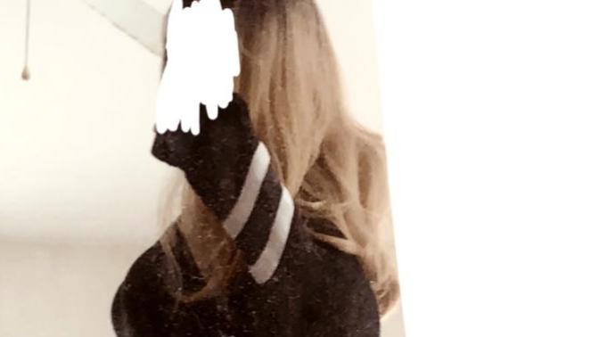 What color would you say this hair is & Do You think the style clashes with “ me” ~ Reminds me a bit of “1950s Prim Prim & Proper Soda Shop” 🤔🤷‍♀️?