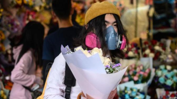 Can you still find love during the corona virus crisis or is it better to wait it out?