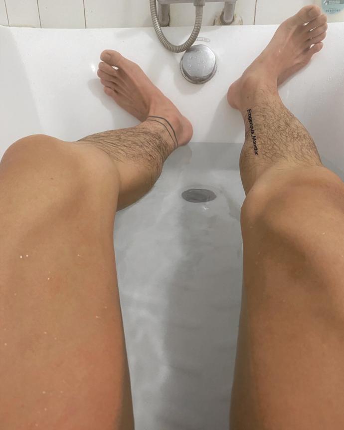 Hairy legs but smooth thighs on a guy?