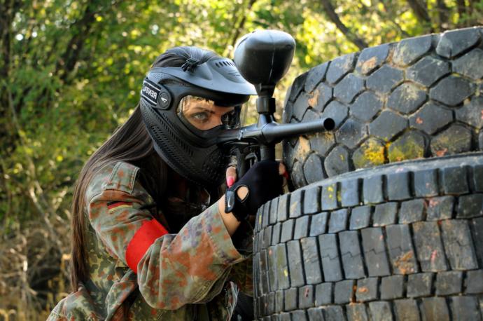 Do short people have an advantage in a gunfight?