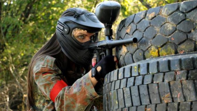 Do short people have an advantage in a gunfight?