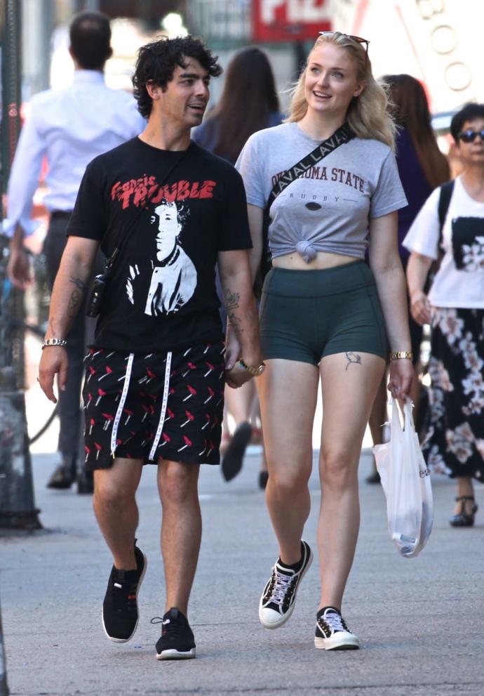 I like Sophie Turner. She is so feminist and dominant. İsnt she beautiful?