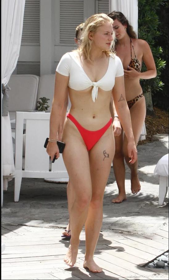 I like Sophie Turner. She is so feminist and dominant. İsnt she beautiful?