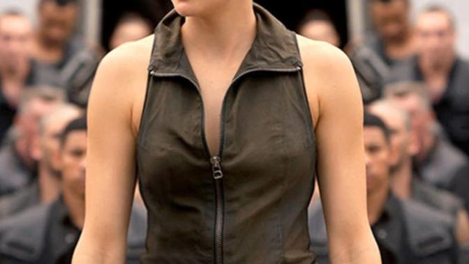 Guys, would you feel the desire to touch and rub the upper arms and shoulders of this girl? Would you love to put your hand or head on her shoulder?
