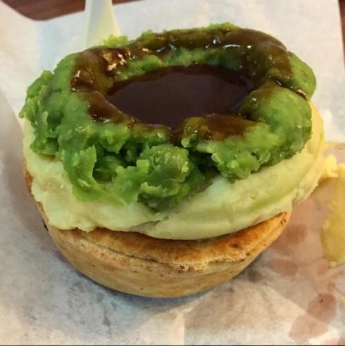 Aussie Pie with "mushy peas"