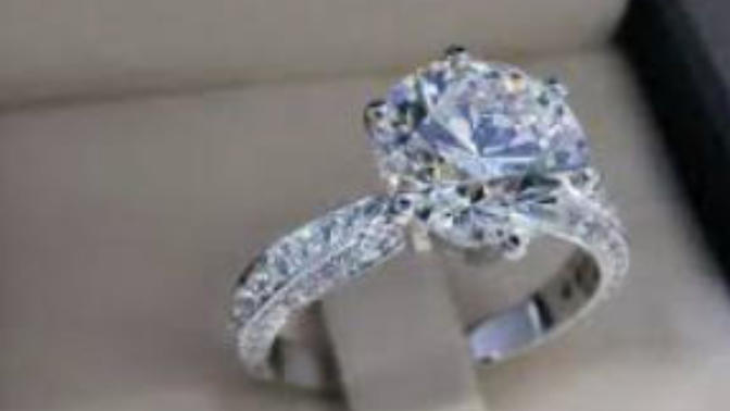 Who should pick out the engagement ring: the guy or the girl?