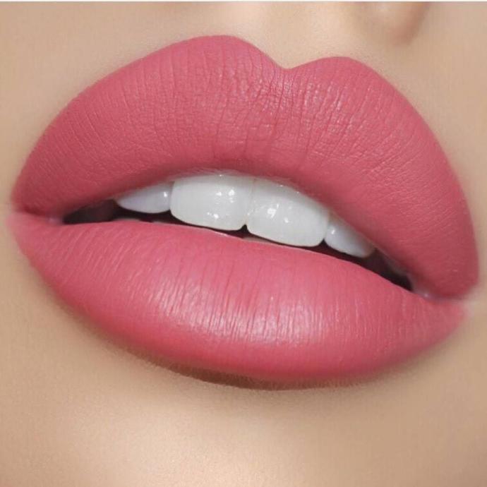 What lipstick color suits best a brunette ?