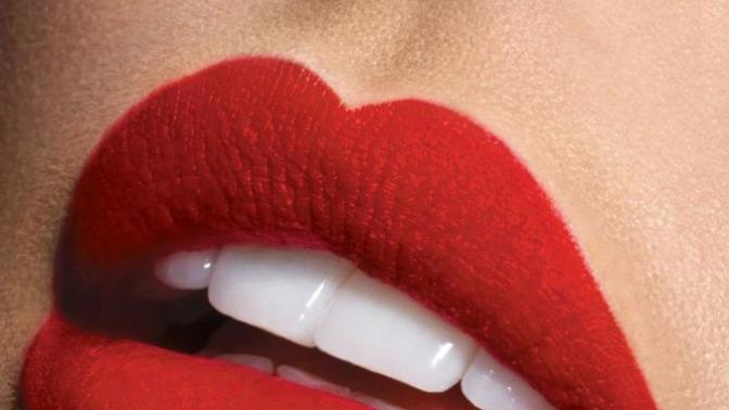 What lipstick color suits best a brunette?