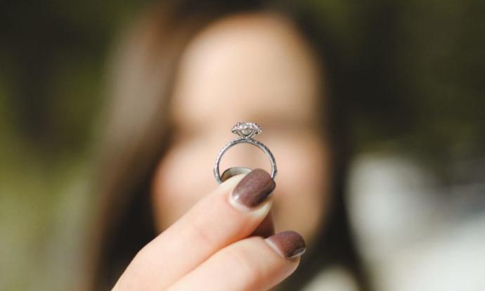 Guys, does the size/design of the engagement ring matter to you?
