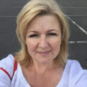 Does this woman have a wig or if real hair: natural color or dyed?
