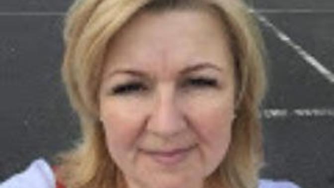 Does this woman have a wig or if real hair: natural color or dyed?