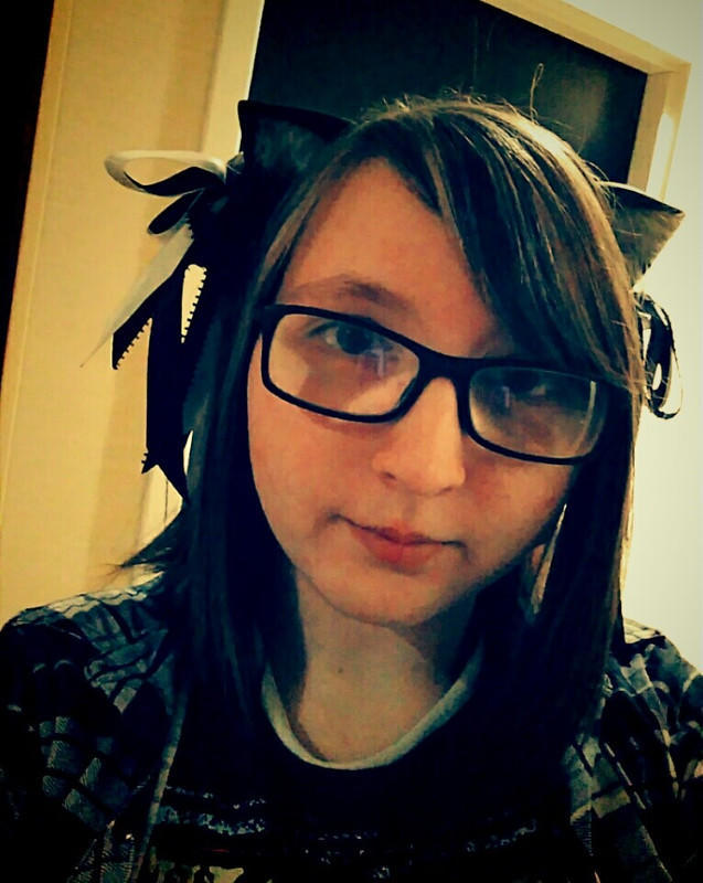Which do women usually wear in their hair: ribbons or hair bows?