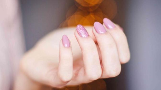 What should I do to treat an allergic reaction to a gel nail polish manicure?