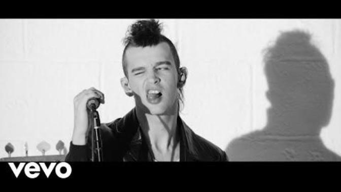 All arise, fans of The 1975?