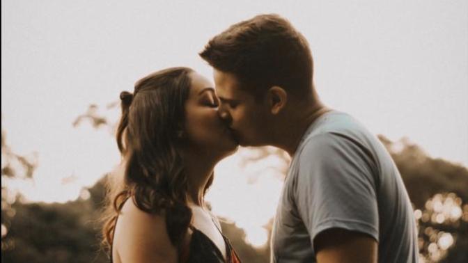 How do you kiss on the first date?