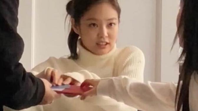 How to deal with my boyfriend always paying for everything?