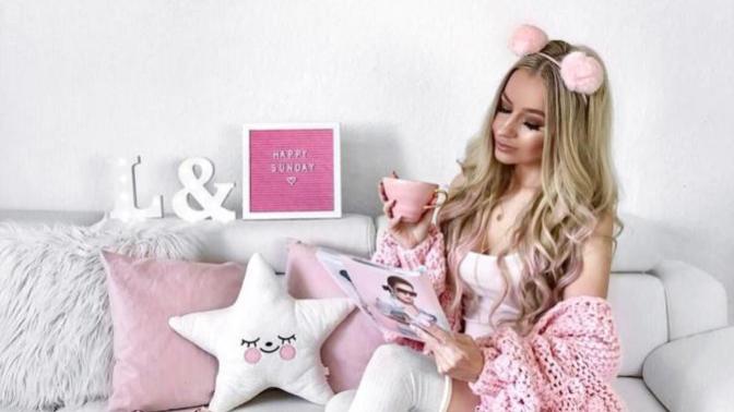 Does wearing pink and extravagant jewelry/accessories make a woman/girl seem spoiled?