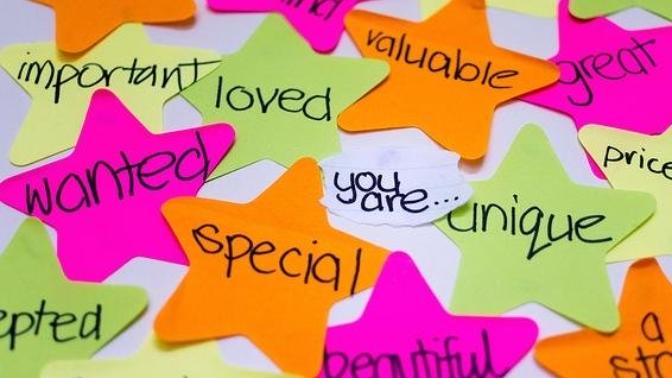 What are the best compliments to give to women (platonic or romantic)?