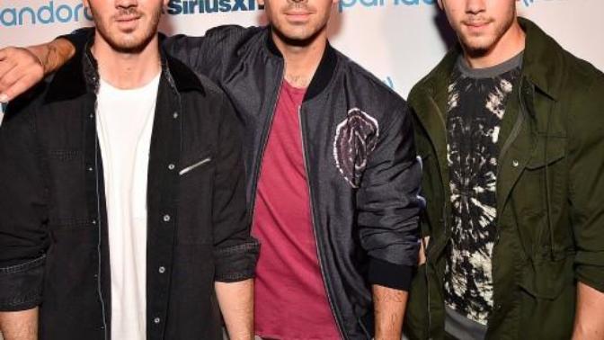 What group better Jonas brothers or one direction?